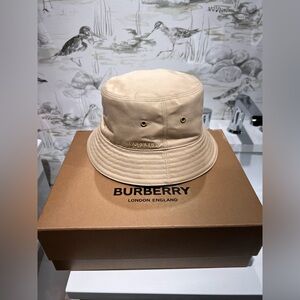 ✨ Burberry Beige Bucket Hat ✨